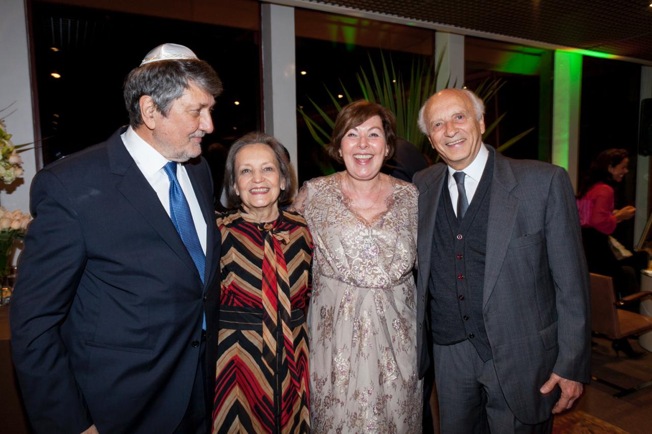 Débora Barenboim-Salej e Stefan Salej posam para retrato ao lado dos padrinhos de casamento, Marisa e Rubens Ricupero.